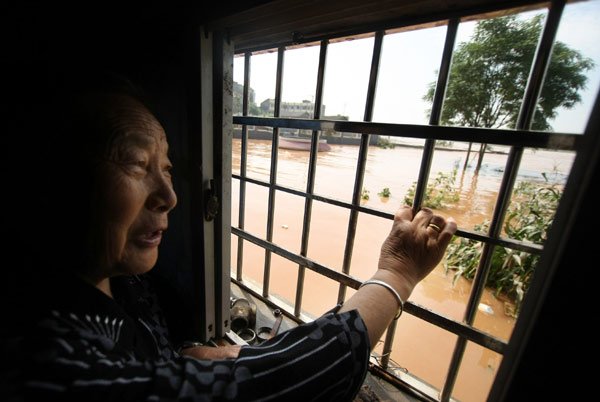 Year's highest flood level surges along Yangtze