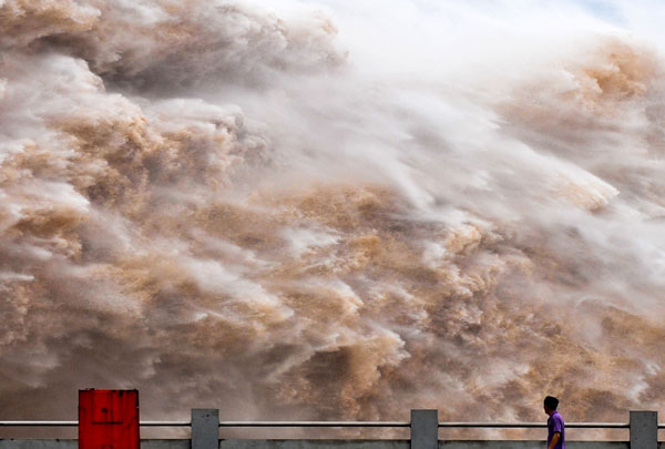 Three Gorges Dam opens sluices as water level pushed up