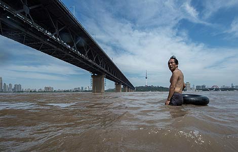 Rain persists in north China, heatwave in south