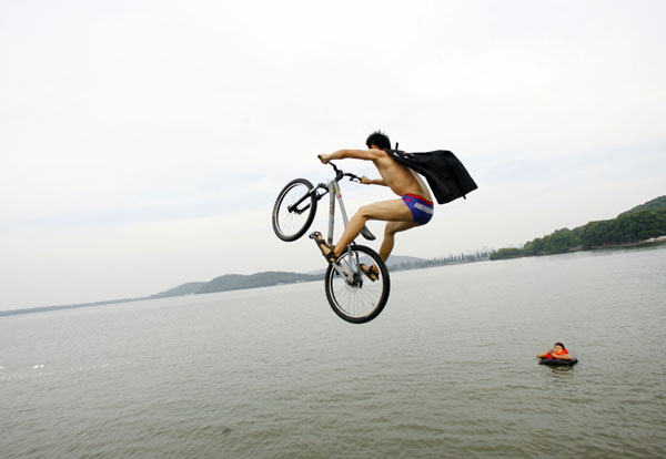 Cyclists dive into lake in C. China