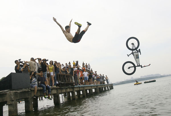 Cyclists dive into lake in C. China