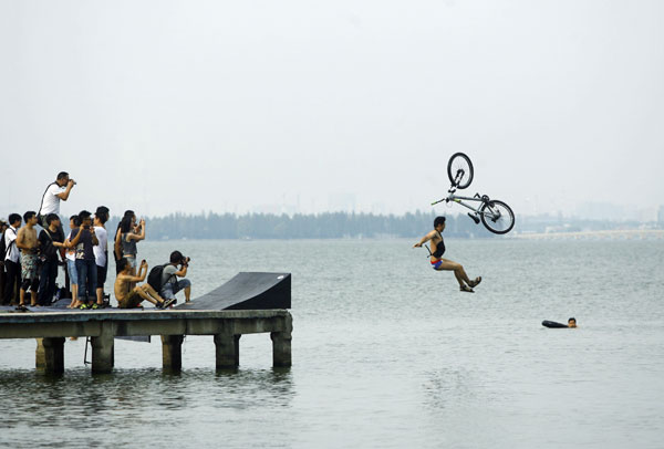 Cyclists dive into lake in C. China