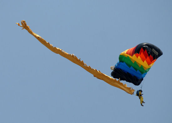 PLA parachute team performs in Xi'an