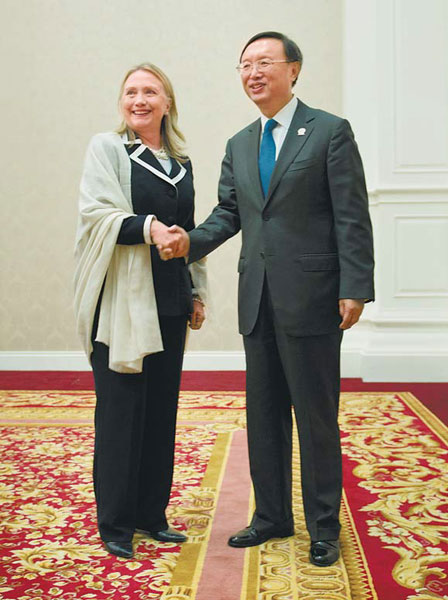 Chinese FM meets Clinton in Cambodia