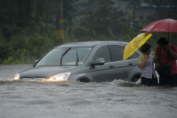 Beijing downpour kills 2, injures 6