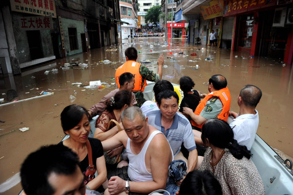 Heavy rain lashes SW China, flood peak nears