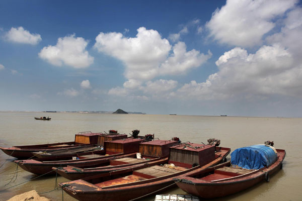 China's biggest freshwater lake exceeds warning level