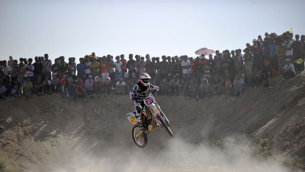 Motorcycles race through desert in NW China