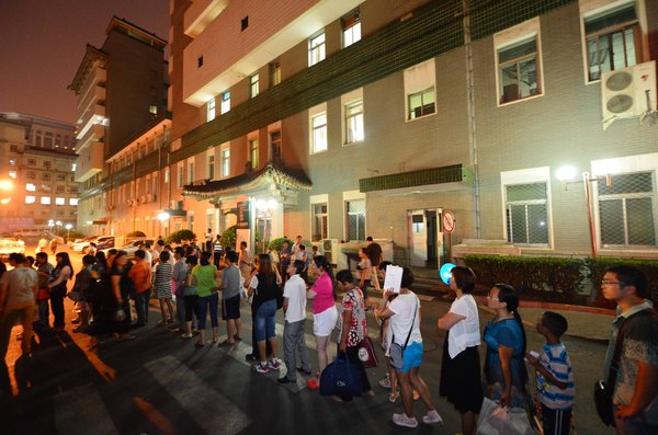 People wait in queues to get hospital appointments outside the outpatient hall of Peking Union Medical College Hospital on Aug 19. Hospital congested as 24-hour service opens