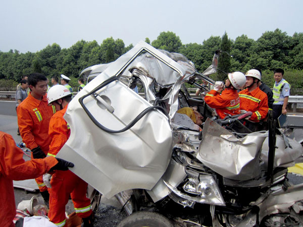 10 dead in van-truck collision in SW China