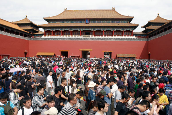 Tourist sites overwhelmed by huge crowds during holidays