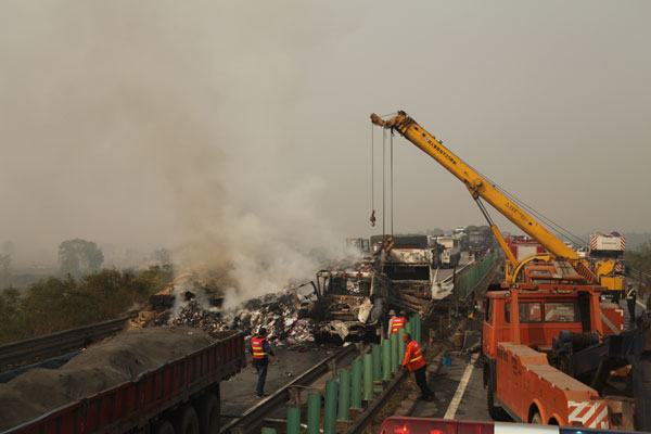 At least 2 dead after 30-car pileup in N China