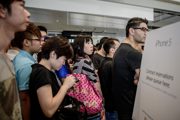 Scalpers cash in on short supply of iPhone 5s
