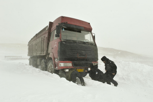 Snowstorm covers highway in NW China