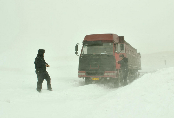 Snowstorm covers highway in NW China