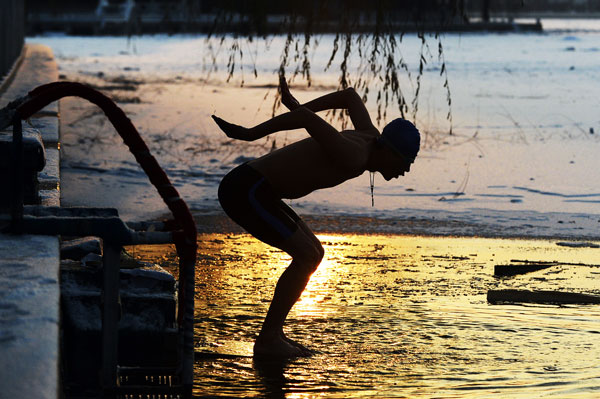 Beijing swimmers brave freezing cold