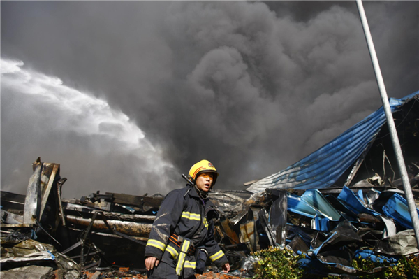 Three firemen die in E China plant blaze