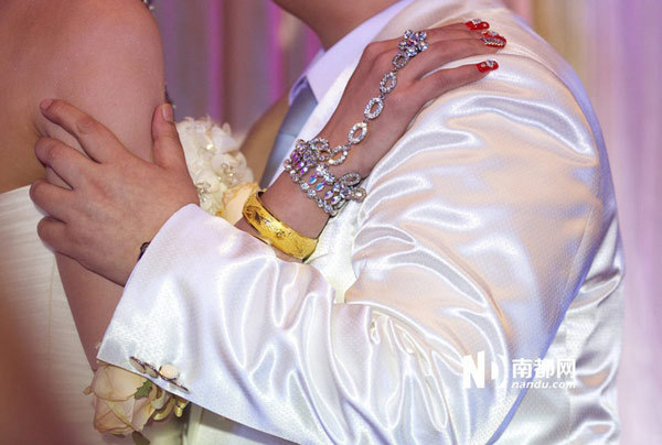 First public lesbian wedding held in S China