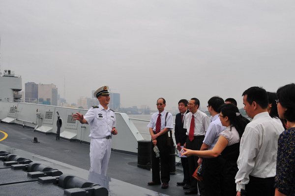 Chinese warships visit Vietnam