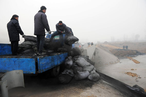 Workers battle to clean chemical spill in N China