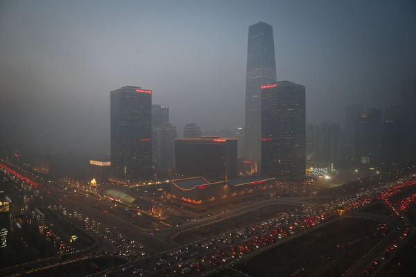 Dense fog shrouds Beijing