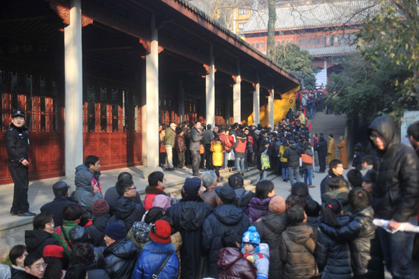 Temple distributes porridge, causing disorder