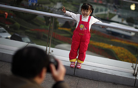 Shanghai births at 10-year high in 2012