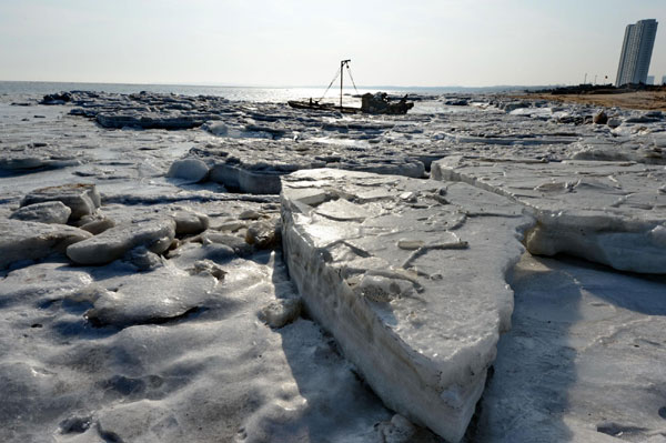 Ice surface grows in Bohai Sea
