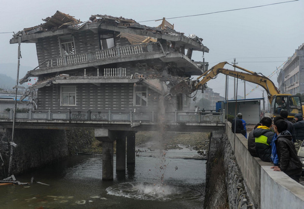 Bridge house demolished in E China
