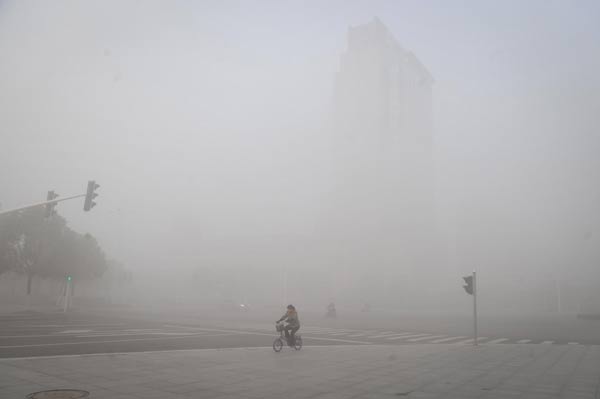 Smog envelopes China during Lantern Festival