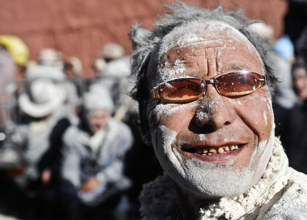 Tibetans welcome new year with flour fight