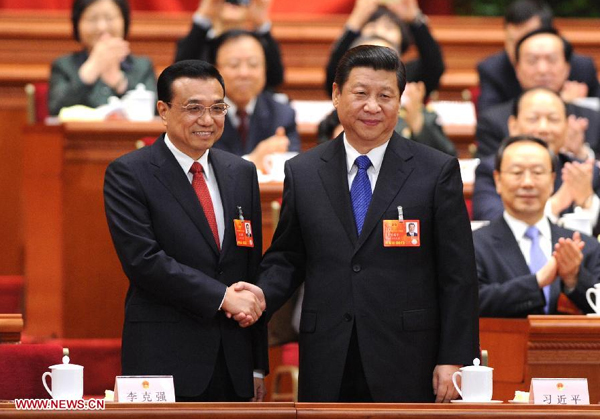 Xi Jinping shakes hands with Li Keqiang