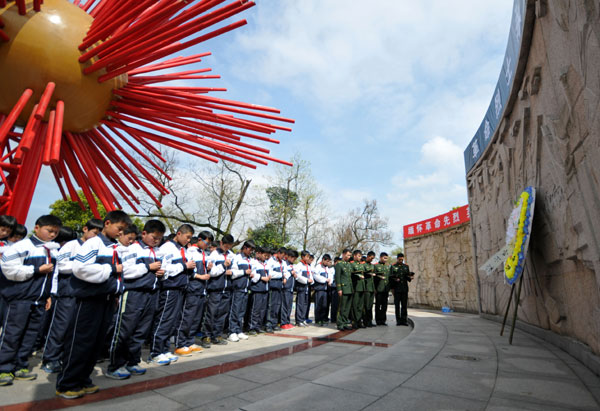 Honoring revolutionary martyrs before Qingming