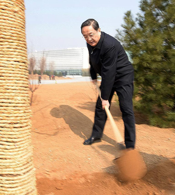 Xi plants trees, promotes 'beautiful China'