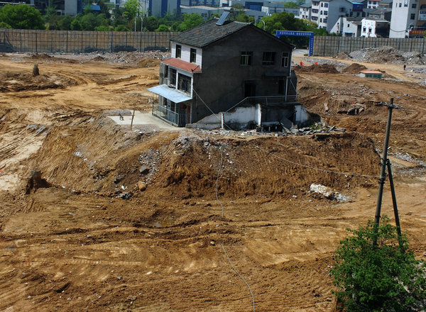 'Nail house' remains on C China construction site