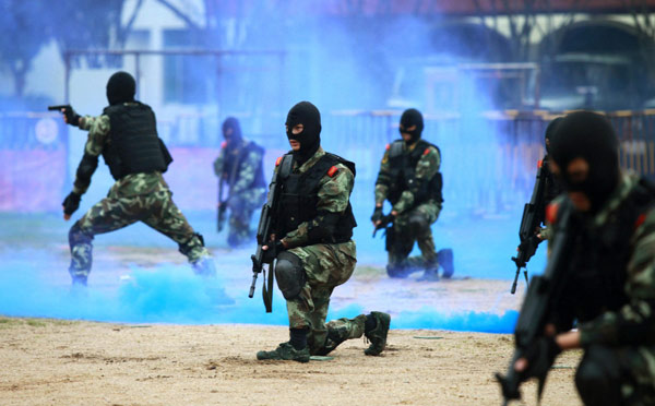 An anti-terror drill is conducted by the Guangdong provincial border defense corps in Shenzhen, April 9, 2013. Anti-terror drill in South China