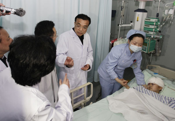 Premier visits patients injured in quake