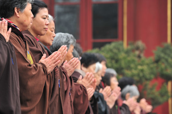 Beijing Buddhists pray for quake zone