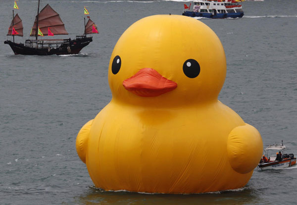 Rubber duck sails Hong Kong