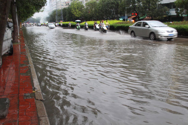 China issues rainstorm alert for southern region