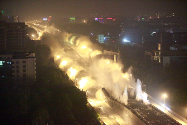 Blowing bridges in Wuhan