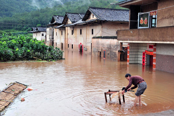 Heavy rain kills 2 in S. China