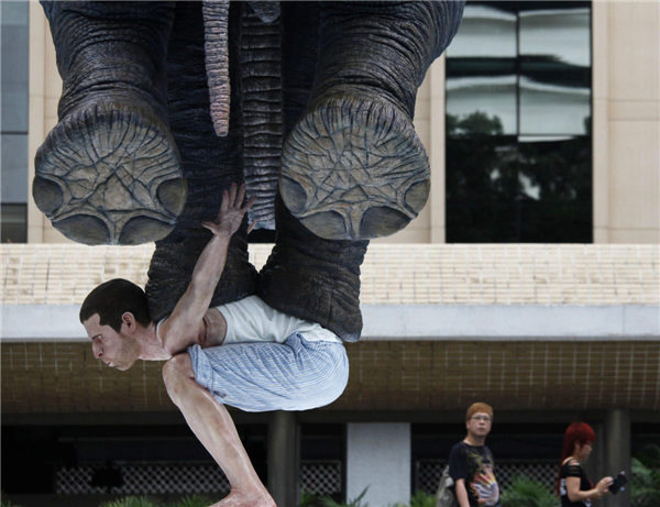 Giant sculpture 'Pentateuque' on display in HK