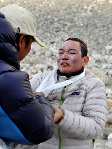 Climber rescued on Himalaya Mountains