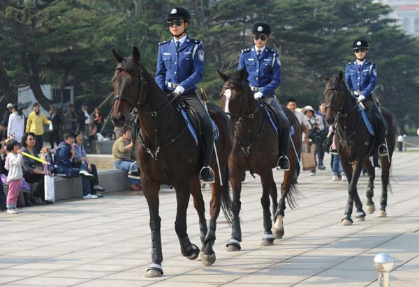 Call to disband Dalian mounted policewomen's unit