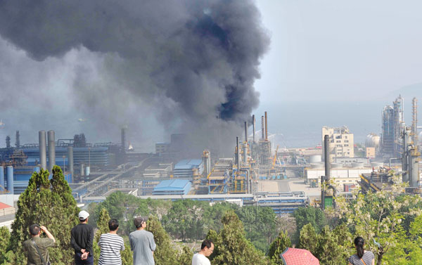 2 missing after blast at refinery