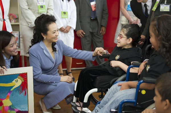 Peng Liyuan visits children in Costa Rica