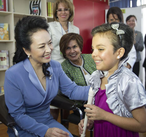 Peng Liyuan visits children in Costa Rica