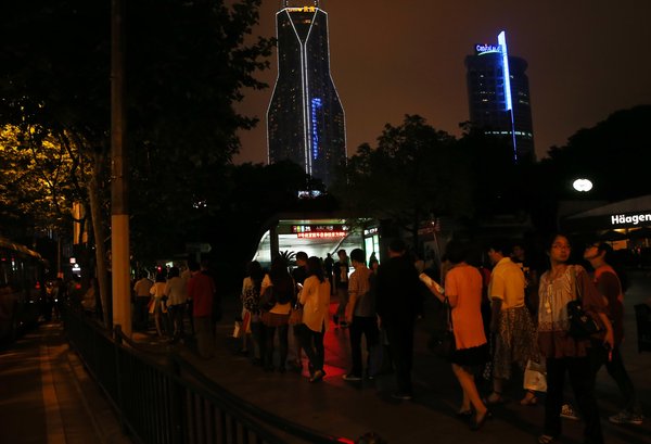 Downtown Shanghai hit by brief blackout