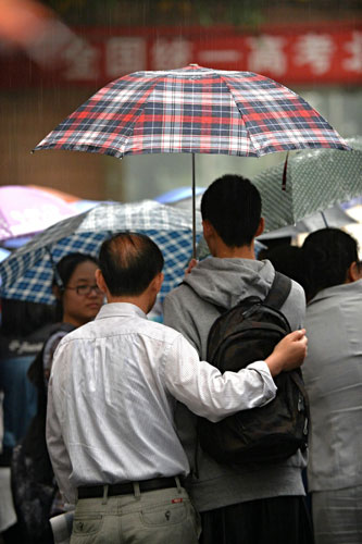 Students arrive at an exam site with their parents in Beijing, June 7, 2013. Big exam day kicks off